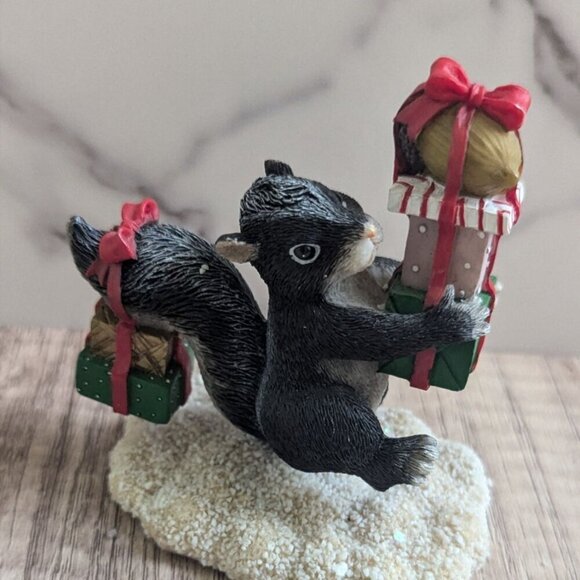 Charming Tails 1997 Bearing Gifts Figurine Skunk Christmas Presents 87/6 - Picture 5 of 11